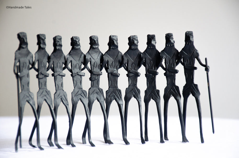 The Unbroken Line Sculpture - Modern Dokra Tribal Metal Art, Symbol of Unity & Collective Resilience.