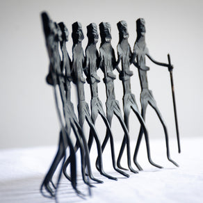 The Unbroken Line Sculpture - Modern Dokra Tribal Metal Art, Symbol of Unity & Collective Resilience.
