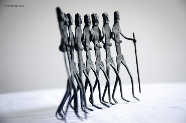 The Unbroken Line Sculpture - Modern Dokra Tribal Metal Art, Symbol of Unity & Collective Resilience.