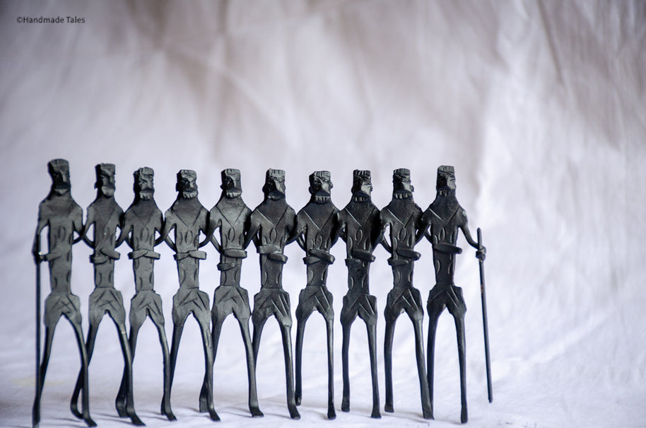 The Unbroken Line Sculpture - Modern Dokra Tribal Metal Art, Symbol of Unity & Collective Resilience.